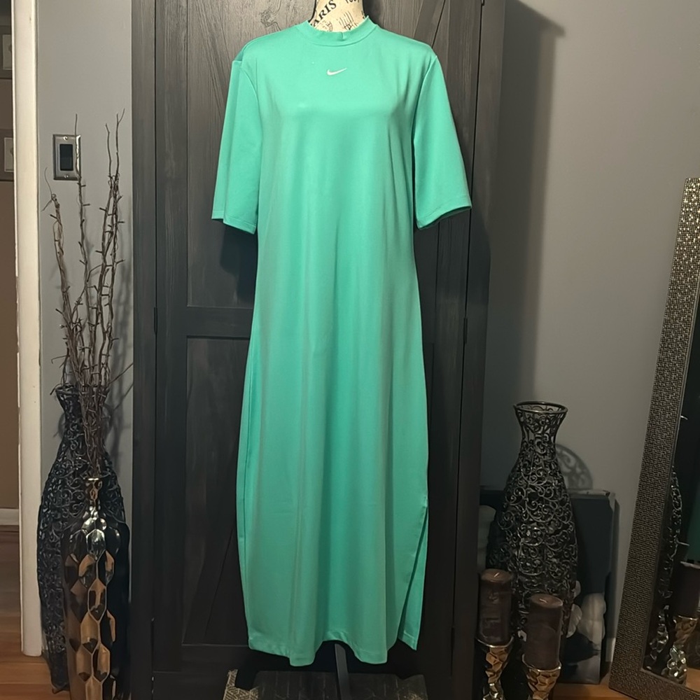 Nike Sportswear Essential Midi Dress